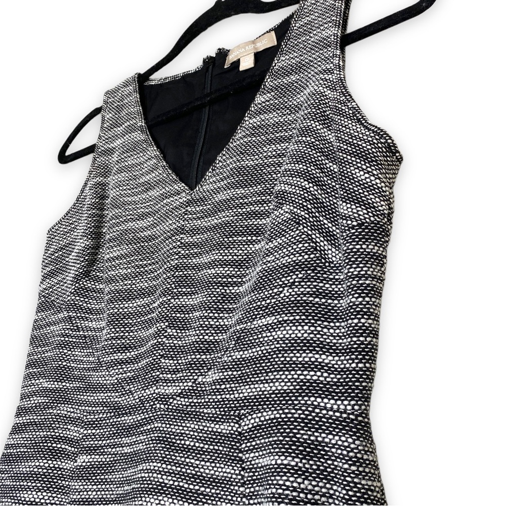 SOLD | Banana Republic | Seath Sleeveless V-Neck Dress | 0